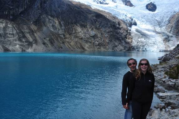 Laguna a 4.400 m de altitude, aos pés do Alpamayo, no trekking Santa Cruz, na Cordillera Blanca, região de Huaraz, no Peru